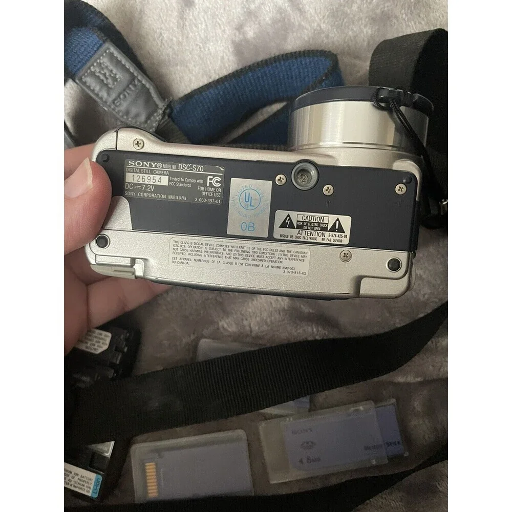 Sony stamina 2002.5 cyber shot camera 3.3 megapixels With Bag not Tested ￼￼
